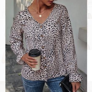 🆕NEW!🛍 Leopard Print Button Front Top 🐾